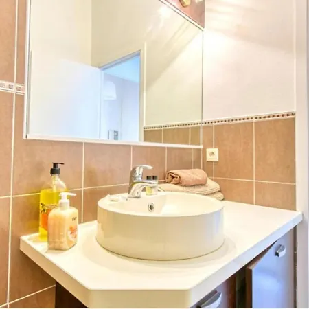 Apartment Superbe Lumineux Sur Avec Terrasse ! A Quelques Minutes De La Celebre Rue D'antibes !