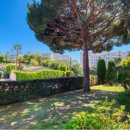 Superbe Lumineux Sur Avec Terrasse ! A Quelques Minutes De La Celebre Rue D'antibes ! *